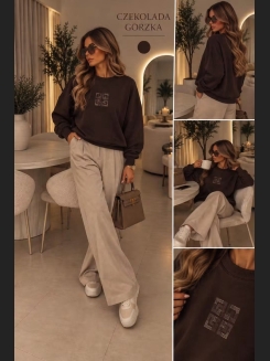 Czekoladowa bluza oversize z delikatną aplikacją